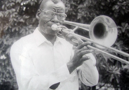 Atido Kunde jouant de la trombone
